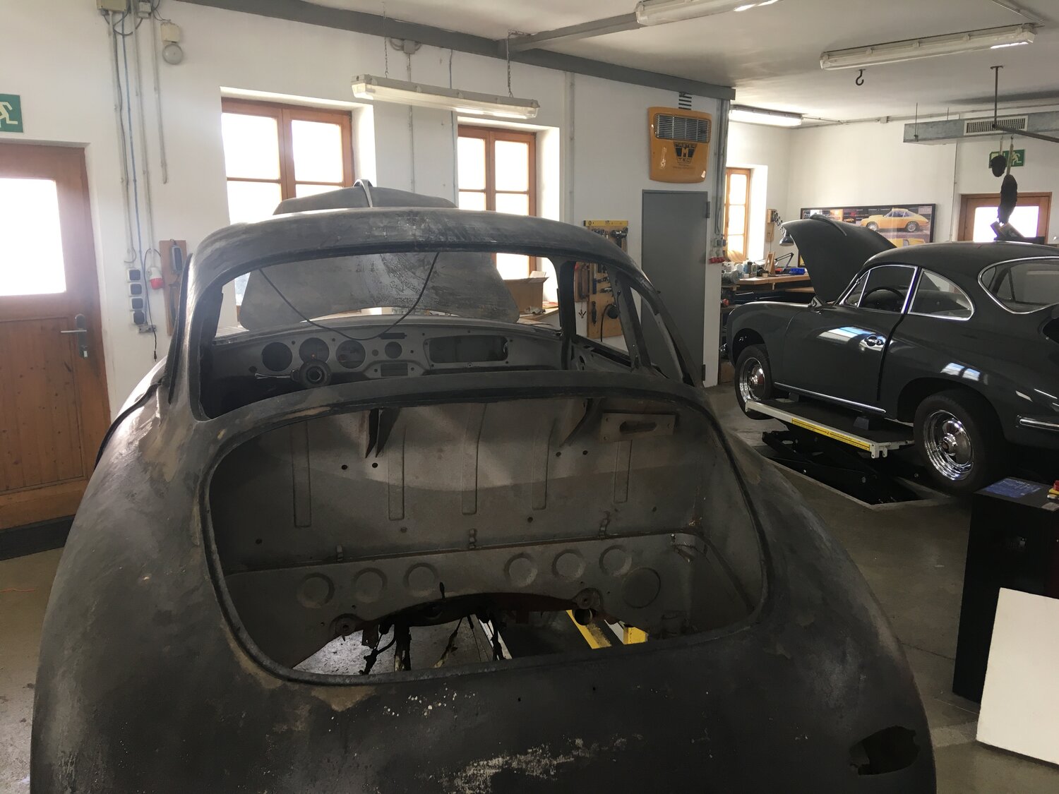 Rohkarosserie des Wimmelporsche von hinten