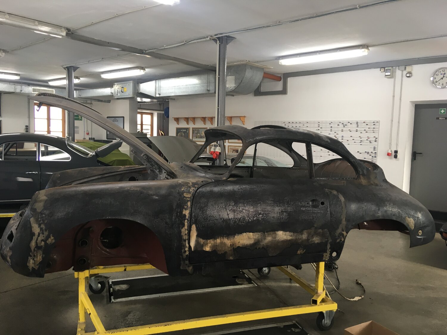 Seitenansicht der Wimmelporsche Karosserie im Rohzustand