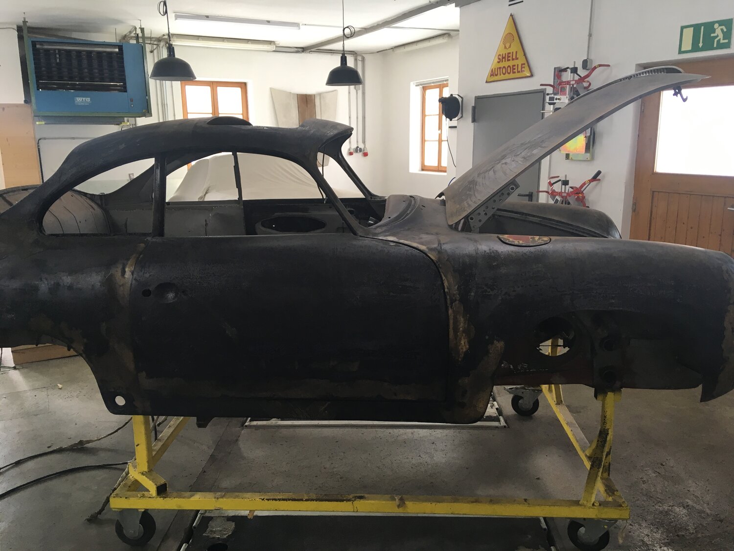 Rohkarosserie des Wimmelporsche in der Werkstatt