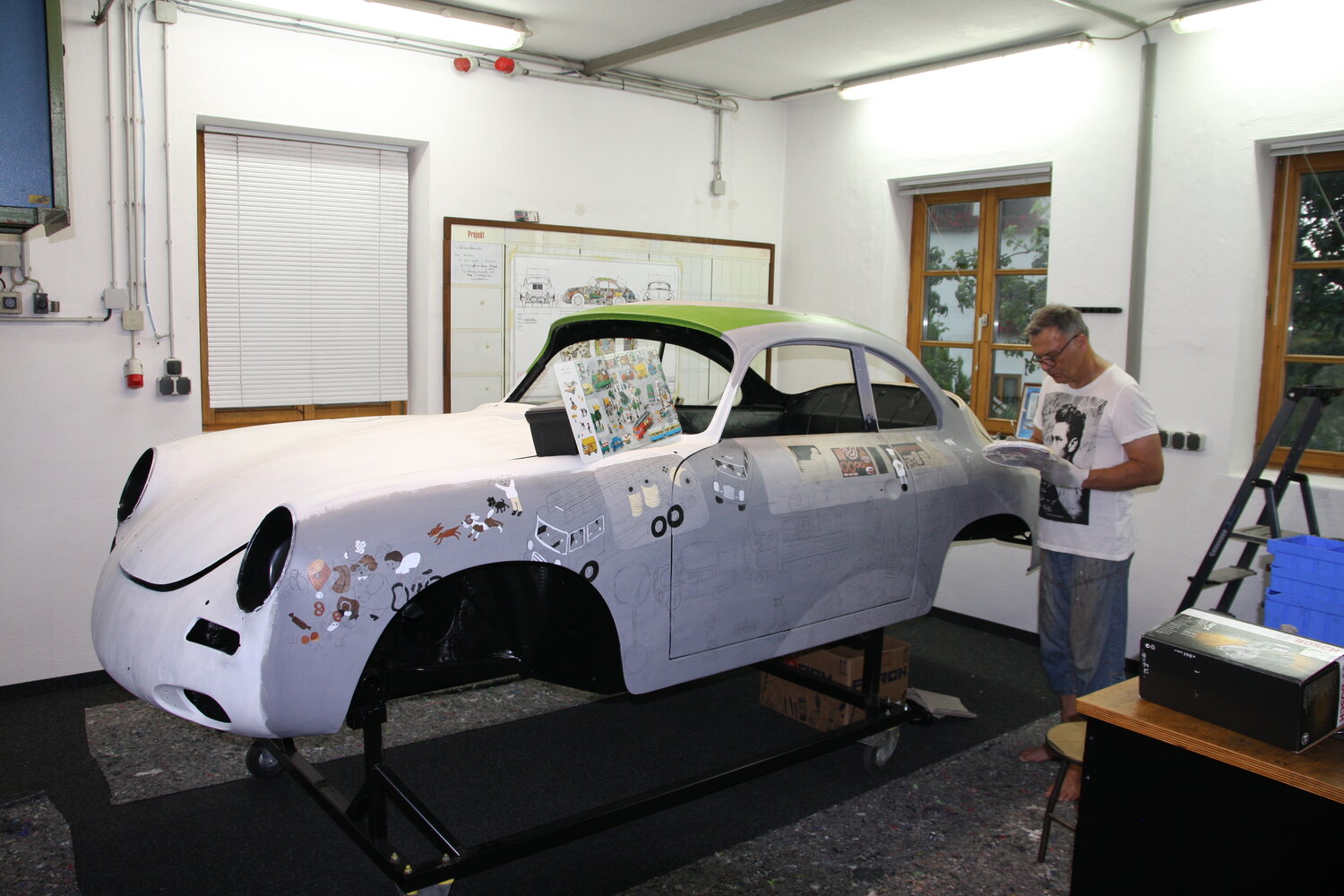 Künstler bei der Detailarbeit am Wimmelporsche