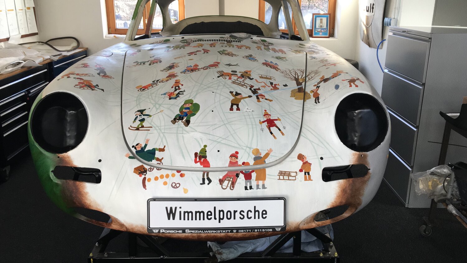 Technische Arbeiten am Wimmelporsche im Kofferraum