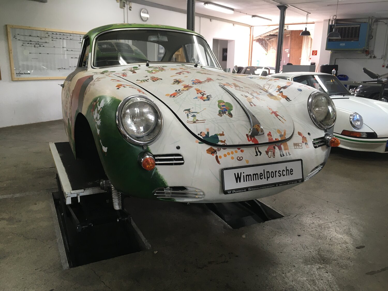 Wimmelporsche mit neuen Rädern in der Werkstatt