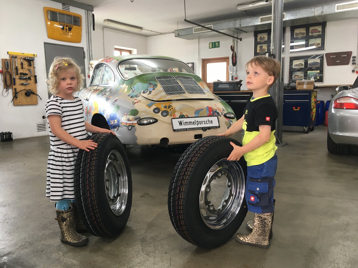 Wimmelporsche auf dem Hof vor der Werkstatt