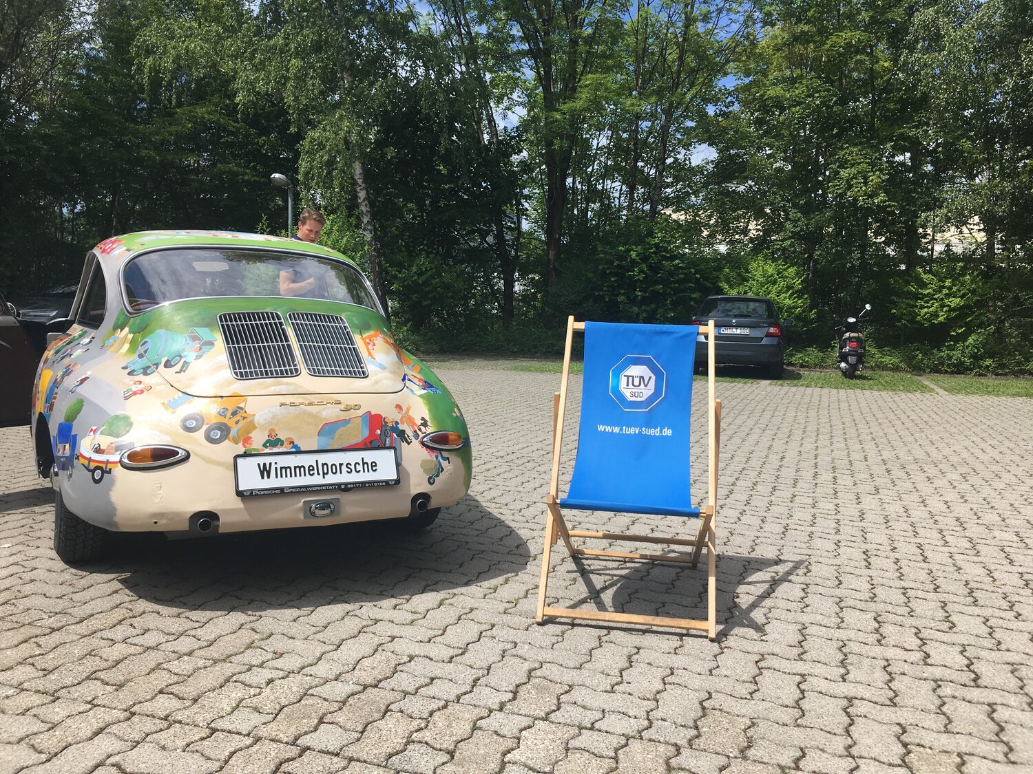 Wimmelporsche vor dem TÜV Süd Liegestuhl