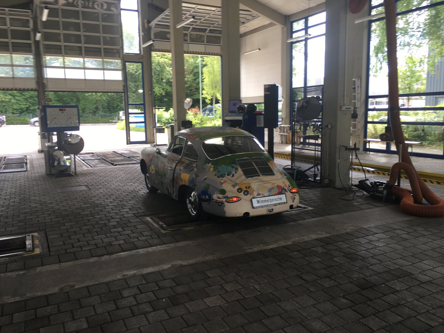 Wimmelporsche auf einer Landstraße von hinten