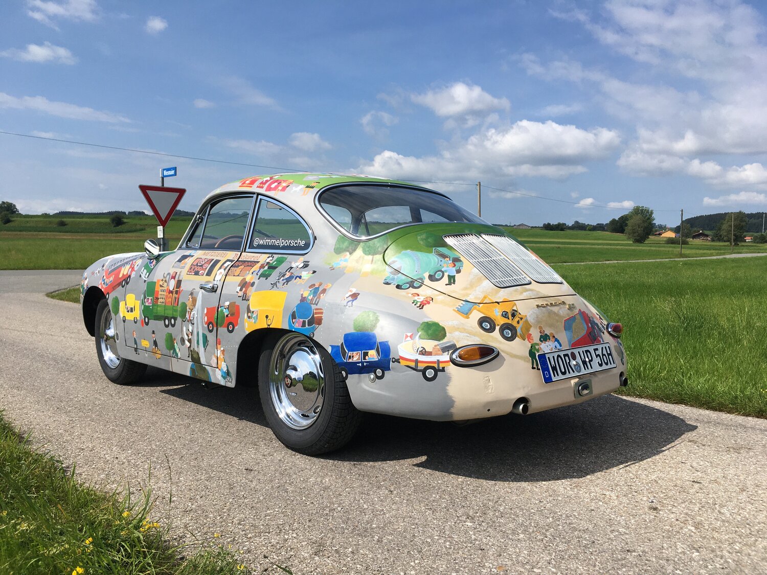 Wimmelporsche vor klassischer Architektur