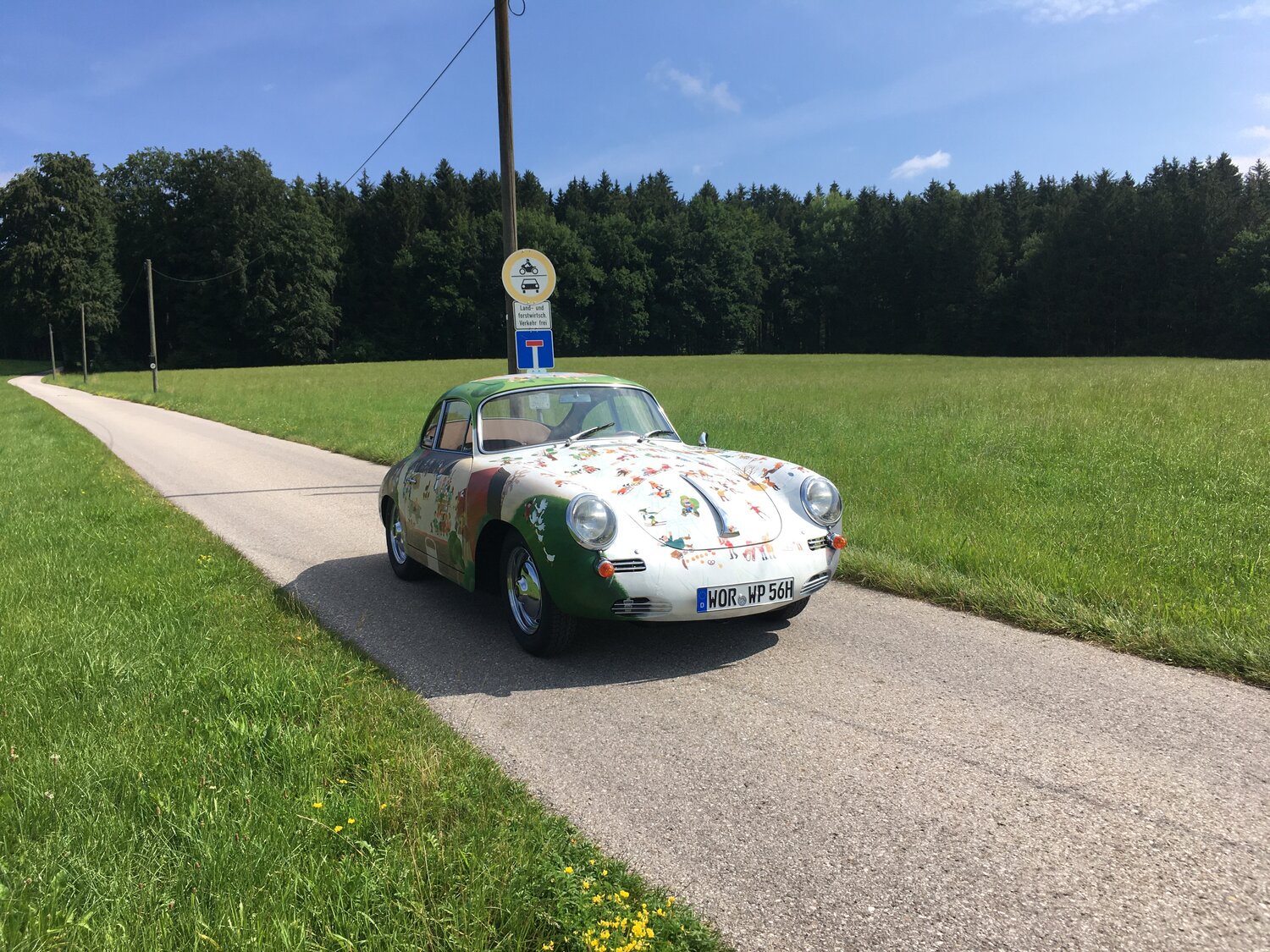 Helmut Freinecker mit dem Wimmelporsche in Nahaufnahme