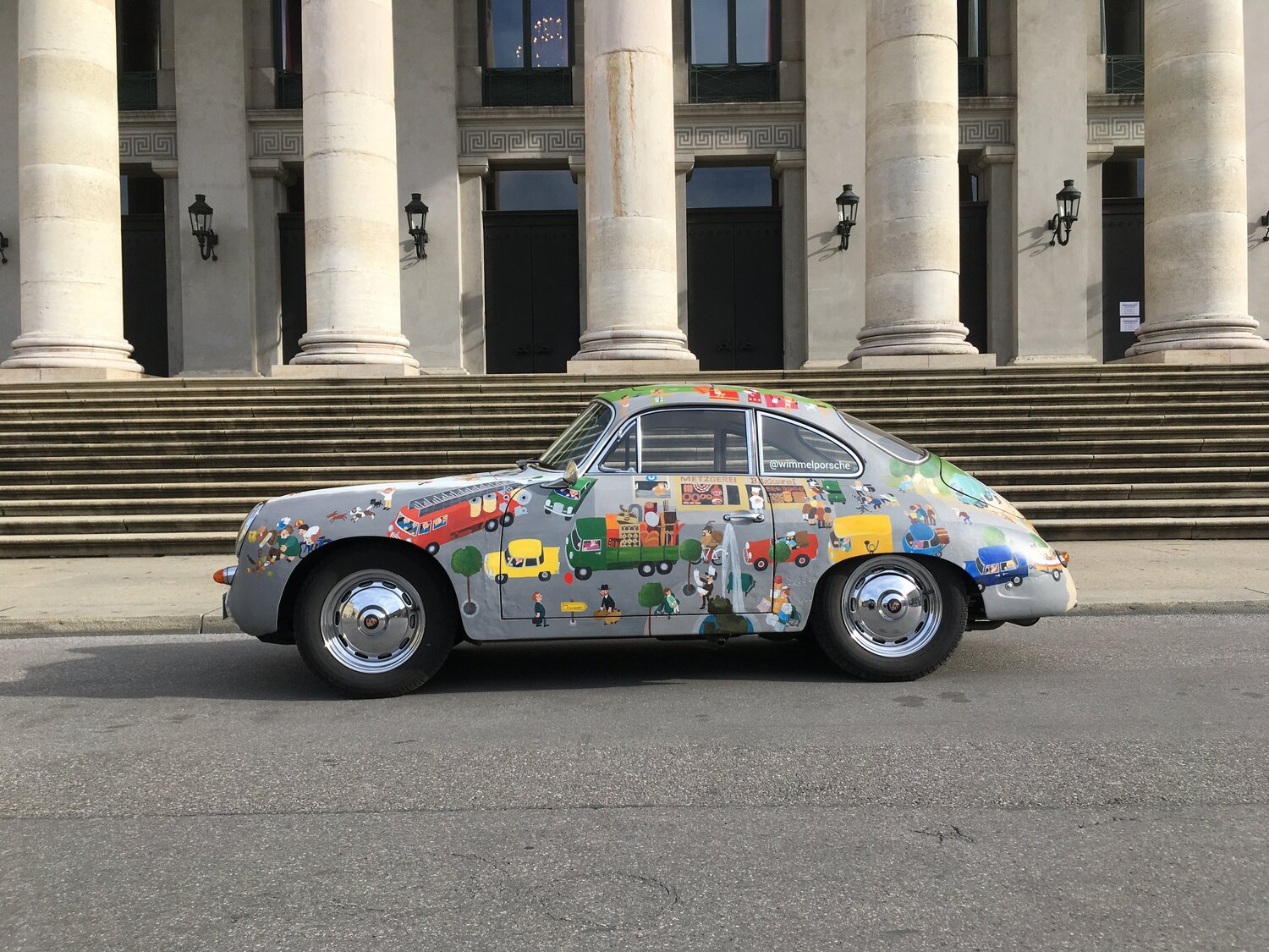 Wimmelporsche auf der Landstraße in Seitenansicht