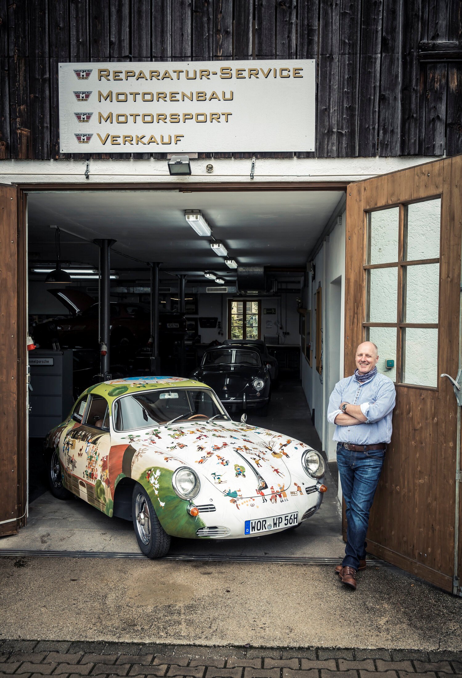 Wimmelporsche auf der Landstraße in Frontansicht