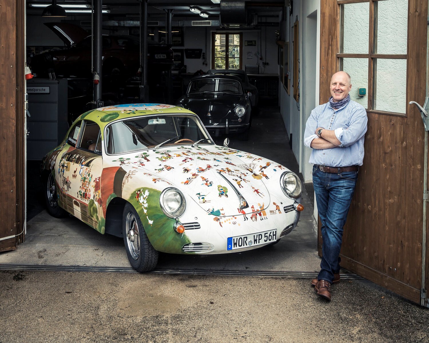 Wimmelporsche auf der Landstraße von hinten